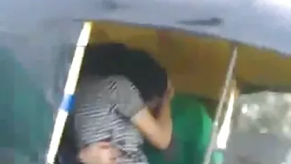 காரில் முத்தங்களை இழுக்கிறது. புண்டை செக்ஸ்