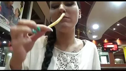 இளம் பெண்கள் சாப்பிடுவது